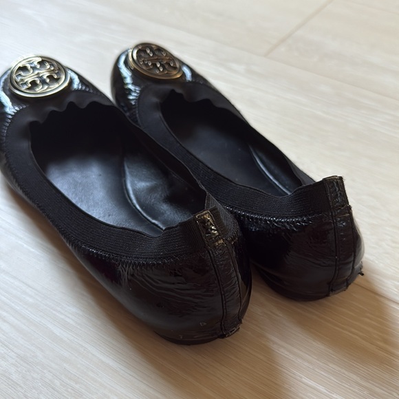 Tory Burch Black Logo Medallion Ballet Flats - Picture 9 of 9
